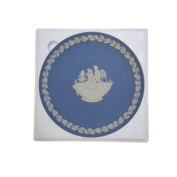 Wedgwood England Blue Jasperware 1990 'Christmas Skaters' Plate Original Box - Picture 4 of 8
